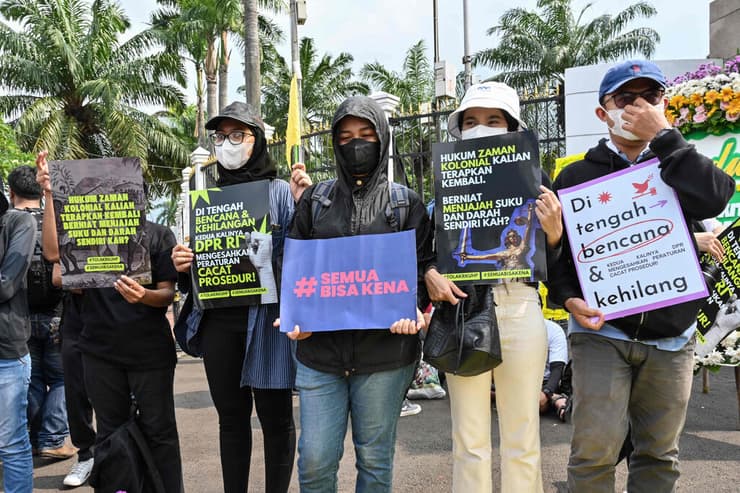 אינדונזיה מפגינים מחוץ לפרלמנט ב ג'קרטה נגד חוק שאוסר על יחסי מין מחוץ לנישואים