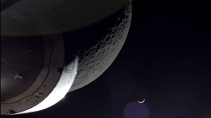 החללית על רקע הירח