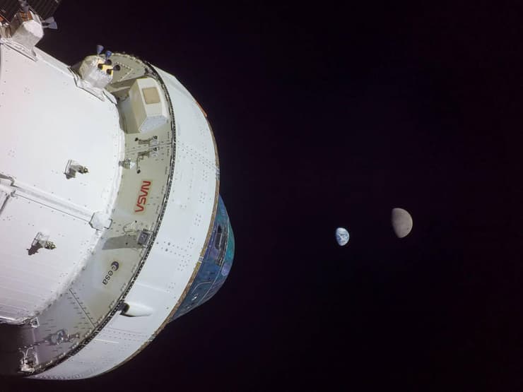 כדור הארץ והירח, כפי שתועדו מהחללית אוריון