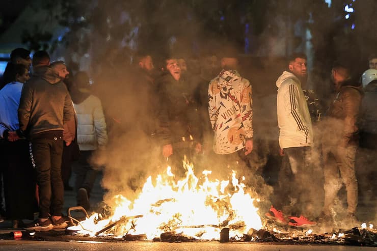 יוון מהומות ב סלוניקי אחרי ש שוטר ירה בראשו של נער צועני