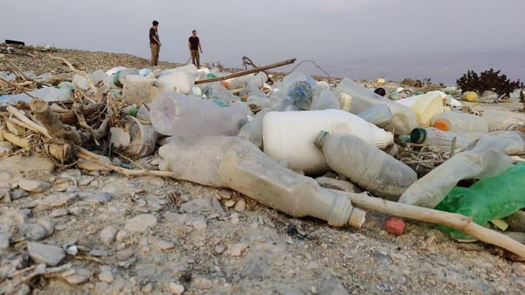 פסולת פלסטיק מפוזרת סמוך לקו המים