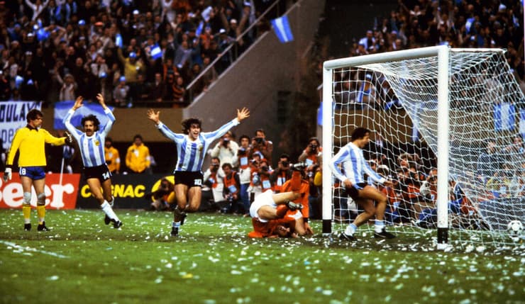 שחקן נבחרת ארגנטינה מריו קמפס מבקיע נגד הולנד בגמר מונדיאל 1978