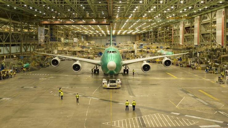 מטוס הבואינג 747 האחרון יוצא מהמפעל