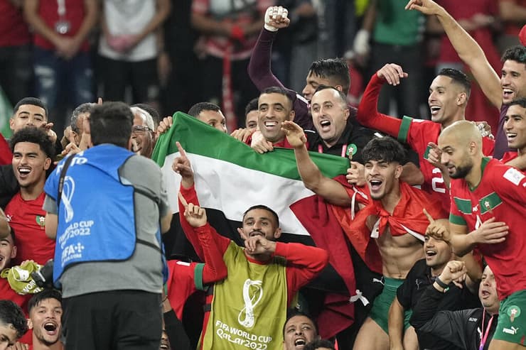 שחקני נבחרת מרוקו עם דגל פלסטין