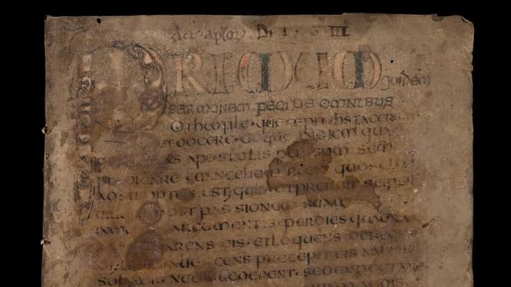 העמוד הראשון של כתב היד, עליו נחרט השם "אדבורג" בחלק השמאלי העליון, ולפניו צלב