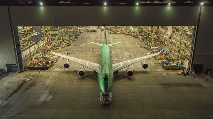 מטוס הבואינג 747 האחרון יוצא מהמפעל