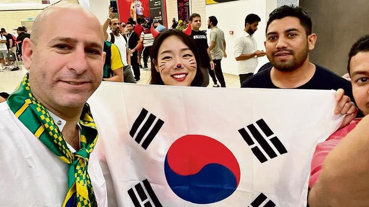 חנוך דאום עם אוהדי דרום קוריאה במטרו של דוחה