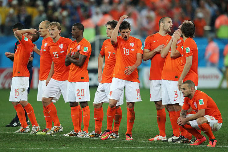 שחקני נבחרת הולנד מאוכזבים אחרי ההפסד לארגנטינה