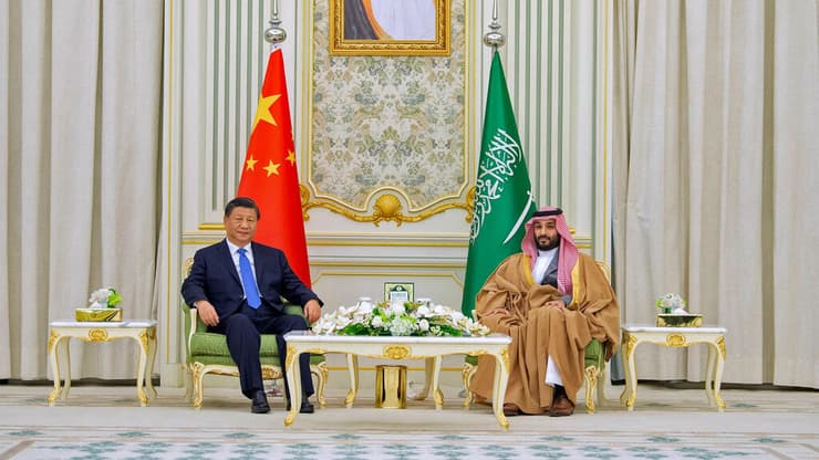 נשיא סין שי ג'ינפינג ב ביקור ב סעודיה מתארח אצל יורש העצר מוחמד בן סלמאן