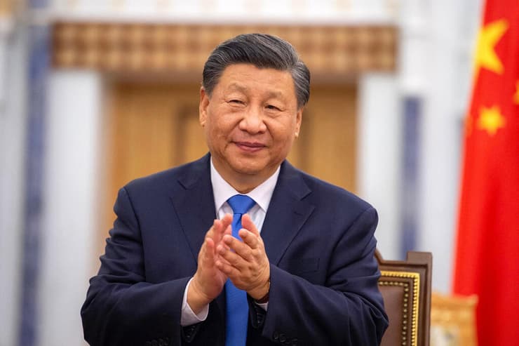 נשיא סין שי ג'ינפינג ב ביקור ב סעודיה מוחא כפיים אחרי שחתם על עסקה עם מלך סעודיה סלמאן