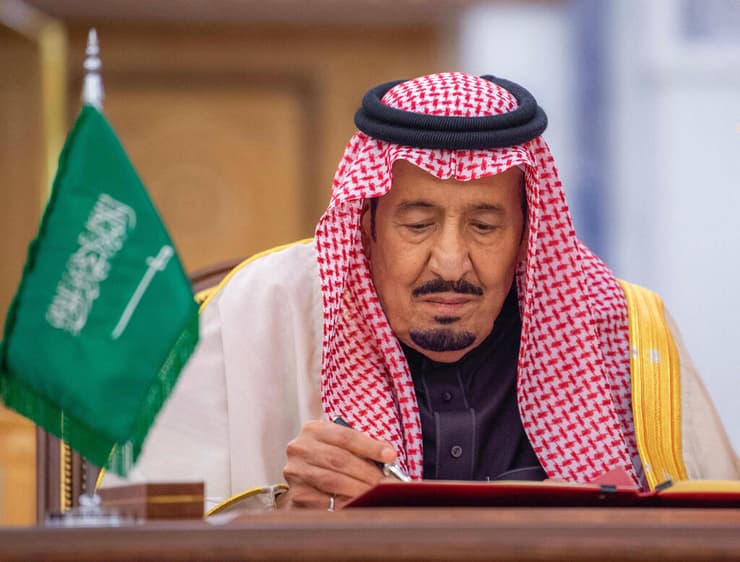 מלך סעודיה סלמאן חותם על עסקה עם נשיא סין שי ג'ינפינג המבקר ב ריאד