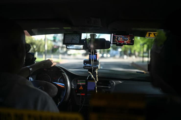 נהג מונית צופה במונדיאל בזמן נסיעה