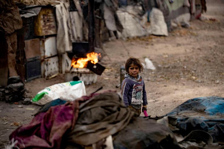 סוריה קור חורף ילדה ב מחנה פליטים בעיר א-רקה