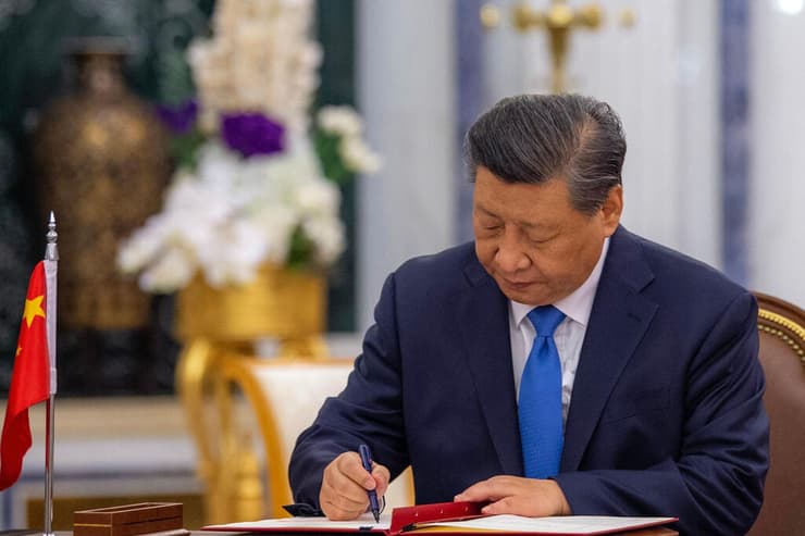 נשיא סין שי ג'ינפינג ב ביקור ב סעודיה חותם על עסקה עם מלך סעודיה סלמאן