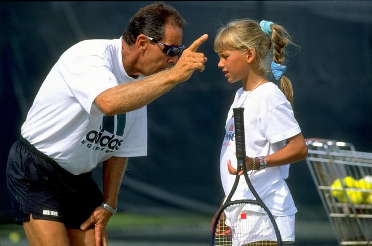מאמן הטניס ניק בולטיירי עם אנה קורניקובה בילדותה