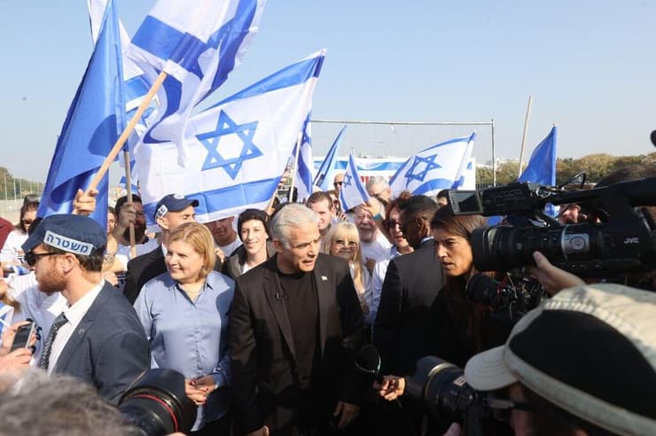 יאיר לפיד בהפגנה של יש עתיד נגד הממשלה החדשה בגשר קק"ל, תל אביב