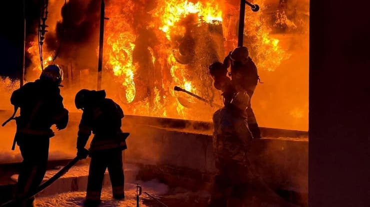  מכבים שריפה שפרצה בתשתית חשמל ב אודסה אוקראינה