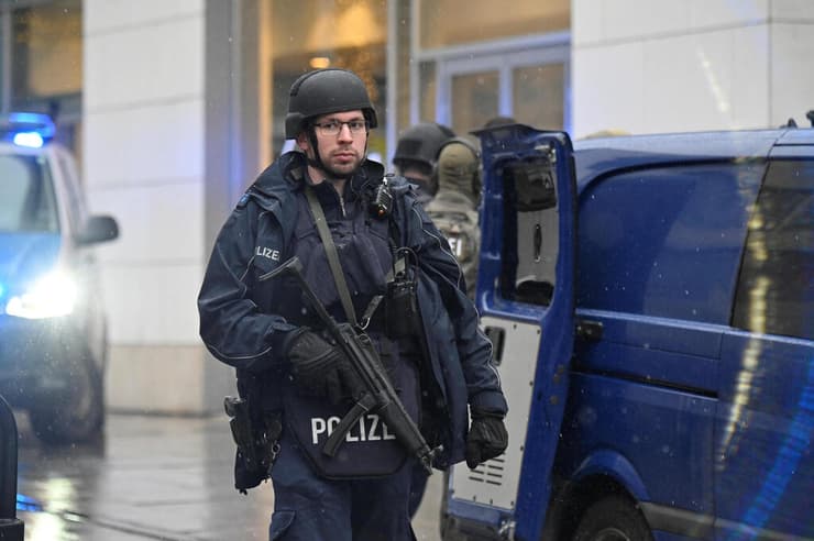 גרמניה דרזדן גבר רצח אישה ו מתבצר ב קניון חשש ל בני ערובה כוחות משטרה