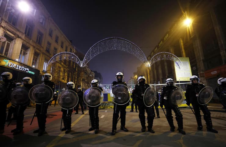 ניצחון מרוקו ב מונדיאל עלייה ל חצי גמר חגיגות ב בריסל בלגיה שוטרים