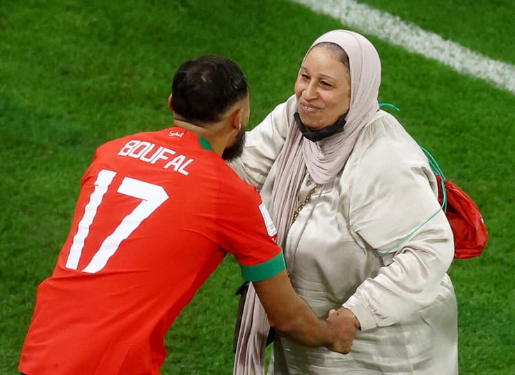 סופיאן בופאל שחקן נבחרת מרוקו חוגג עם אמו