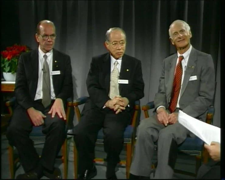 מעדיפים צורה מסוימת. שרפלס (משמאל), נויורי (במרכז) ונואלס בראיון משותף לאתר פרס נובל, דצמבר 2001 