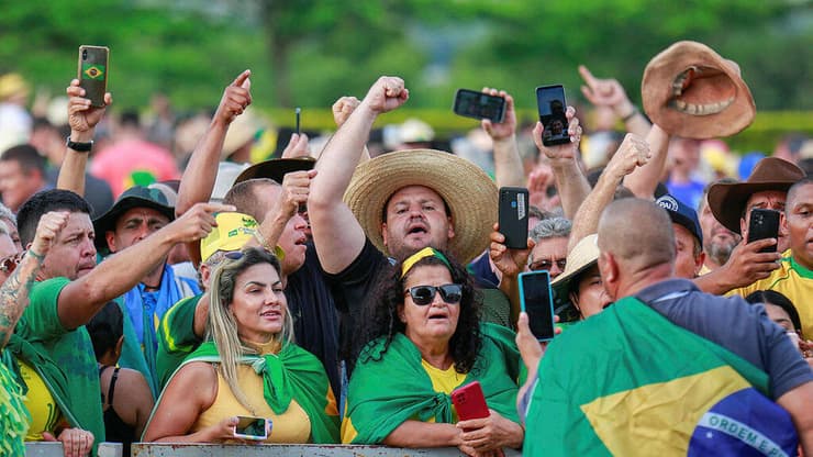 נשיא ברזיל ז'איר בולסונרו עם תומכיו