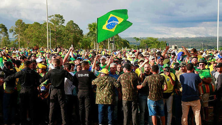 נשיא ברזיל ז'איר בולסונרו עם תומכיו