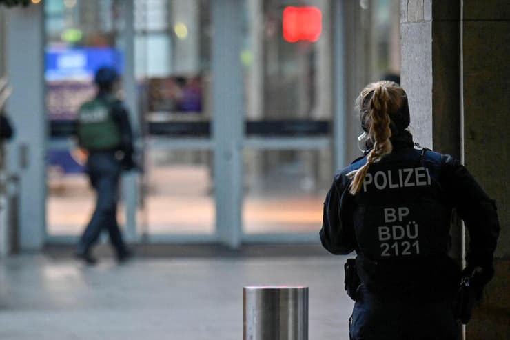 גרמניה דרזדן גבר רצח אישה ו מתבצר ב קניון חשש ל בני ערובה כוחות משטרה שוטרים