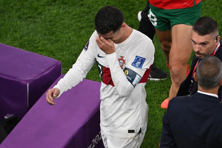 כריסטיאנו רונאלדו שחקן נבחרת פורטוגל ממרר בבכי אחרי ההדחה מהמונדיאל