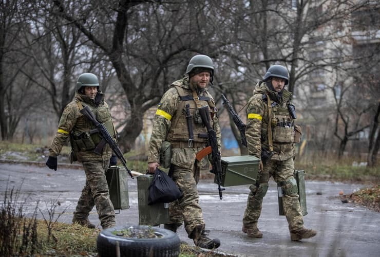 אוקראינה העיר בחמוט חיילים אוקראינים סוחבים נשק