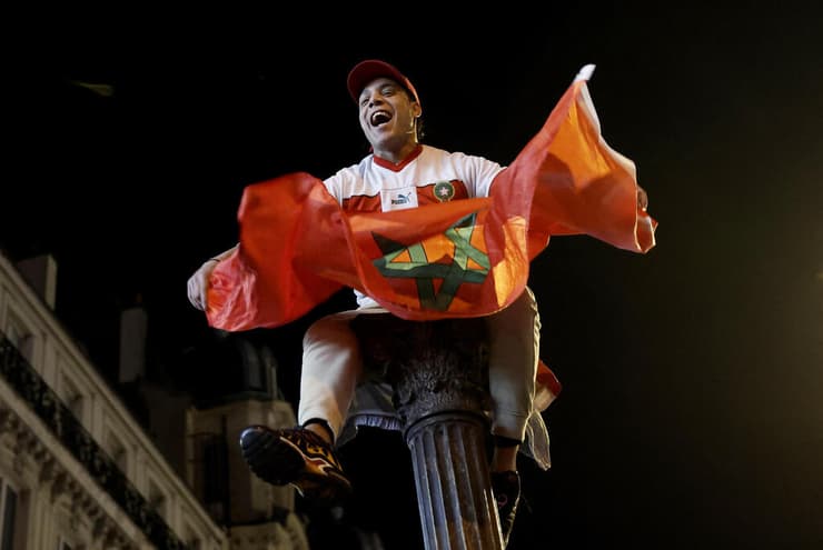 ניצחון מרוקו ב מונדיאל עלייה ל חצי גמר חגיגות ב פריז שאנז אליזה צרפת