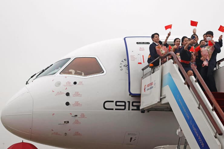 מטוס קומק C-919 C בשדה התעופה הבינלאומי הונגצ'יאו