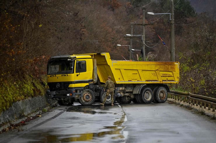 קוסובו תושבים סרבים חוסמים כבישים מלחמת לוחיות הרישוי מעצר שוטר סרבי סרביה