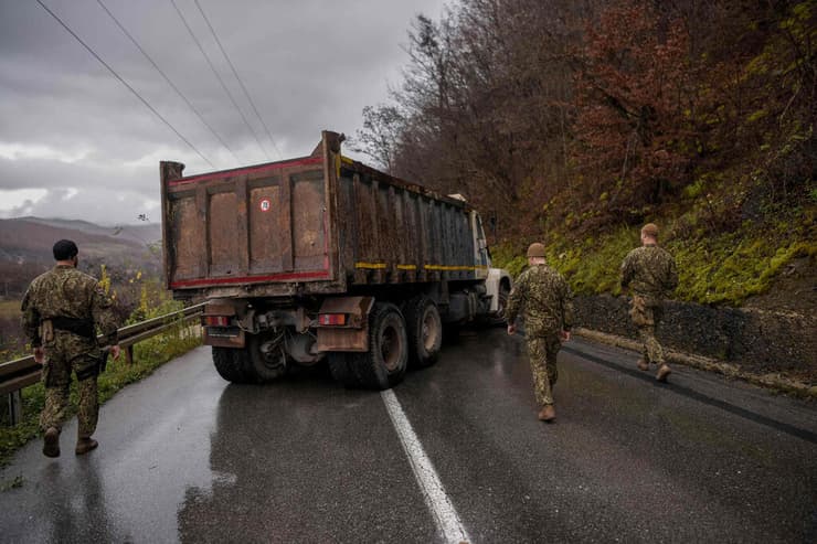 קוסובו תושבים סרבים חוסמים כבישים מלחמת לוחיות הרישוי מעצר שוטר סרבי סרביה חיילי נאט"ו בשטח