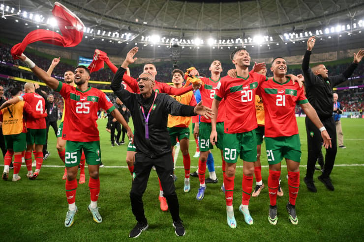 שחקני נבחרת מרוקו חוגגים אחרי הניצחון על פורטוגל