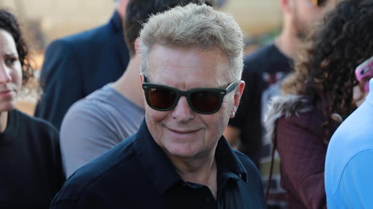 "זה מפעל החיים שלי. אני קורע את התחת, אבל רואה אנשים נהנים". מאיר פוגי פניגשטיין (צילום: דנה קופל) מאיר פוגי פניגשטיין בהלוויה של יצחק קלפטר