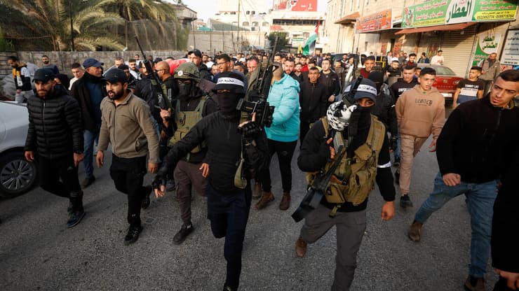 חמושים בהלוויתה של ג'אנה זכארנה