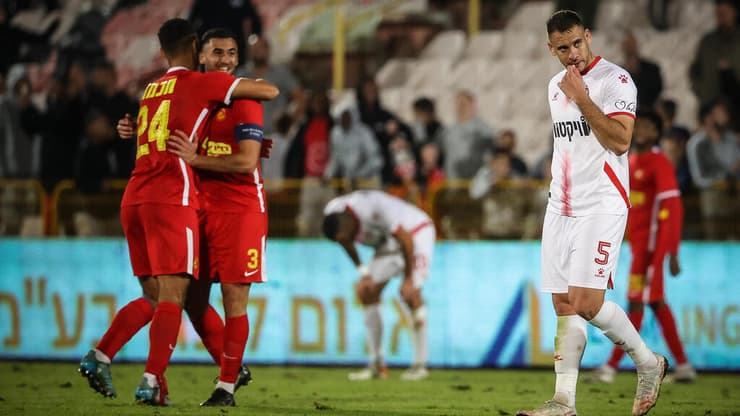 שחקן הפועל באר-שבע איאד אבו עביד, ברקע: שחקני מ.ס. אשדוד חוגגים