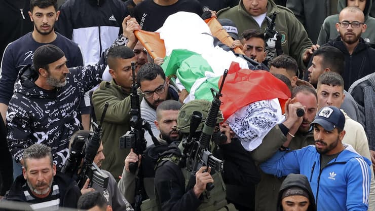 חמושים בהלוויתה של ג'אנה זכארנה