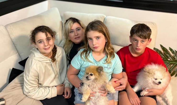 שרית לבקוביץ', ילדיה והכלבים מתכוננים לפגוש תנים