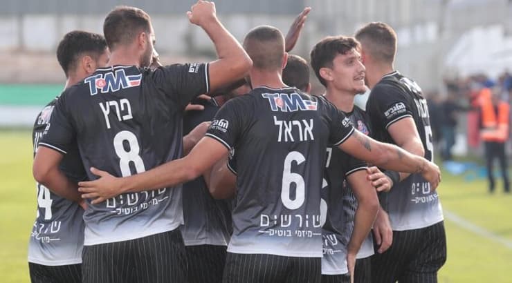 שחקני הפועל חיפה חוגגים