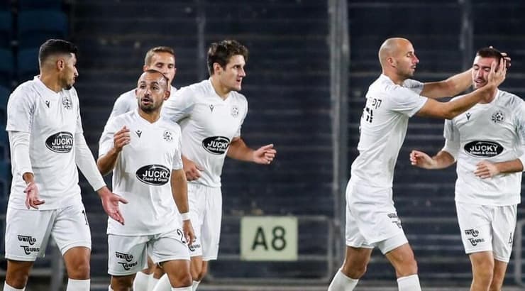 שחקני מכבי פתח תקווה חוגגים (אורן בן חקון) שחקני מכבי פתח תקווה חוגגים