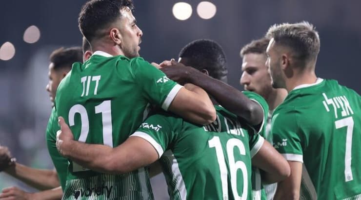 שחקני מכבי חיפה חוגגים עם מוחמד אבו פאני