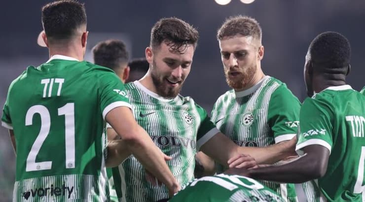 שחקני מכבי חיפה חוגגים עם מוחמד אבו פאני