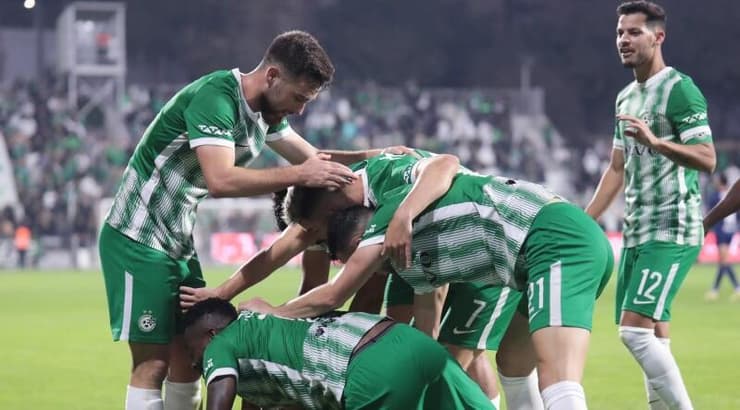 שחקני מכבי חיפה חוגגים