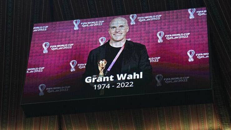 תמונתו של גרנט וול מתנוססת במהלך משחק רבע הגמר בין אנגליה לצרפת. וול (צילום: AP) גרנט וול