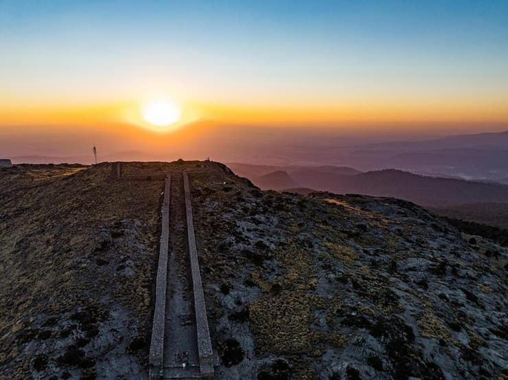 השמש זורחת מול שביל האבן על הר טללוק במקסיקו, שנבנה כך שהוא מיישר קו עם השמש העולה ב-23-24 בפברואר (היום הראשון של השנה האצטקית)