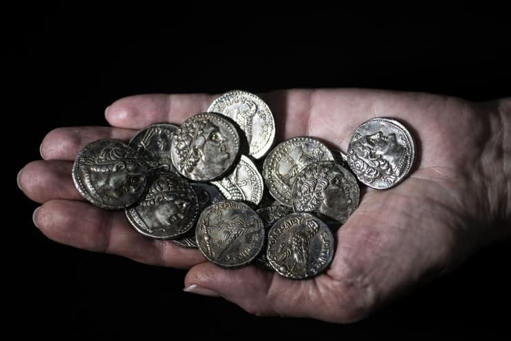 בקופסה התגלו 15 מטבעות עתיקים