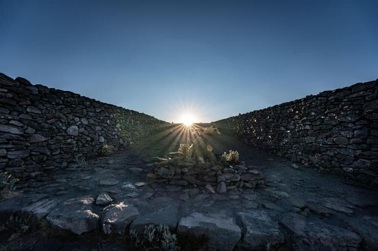 השמש זורחת מול שביל האבן על הר טללוק במקסיקו