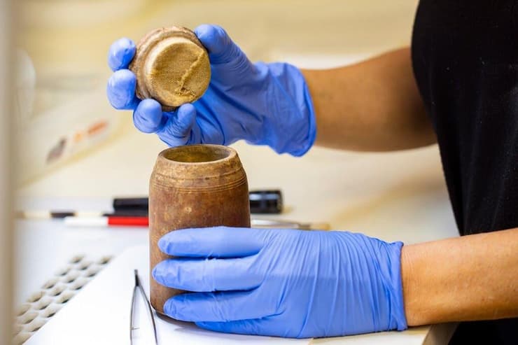 פתיחת קופסת המטמון במעבדות רשות העתיקות